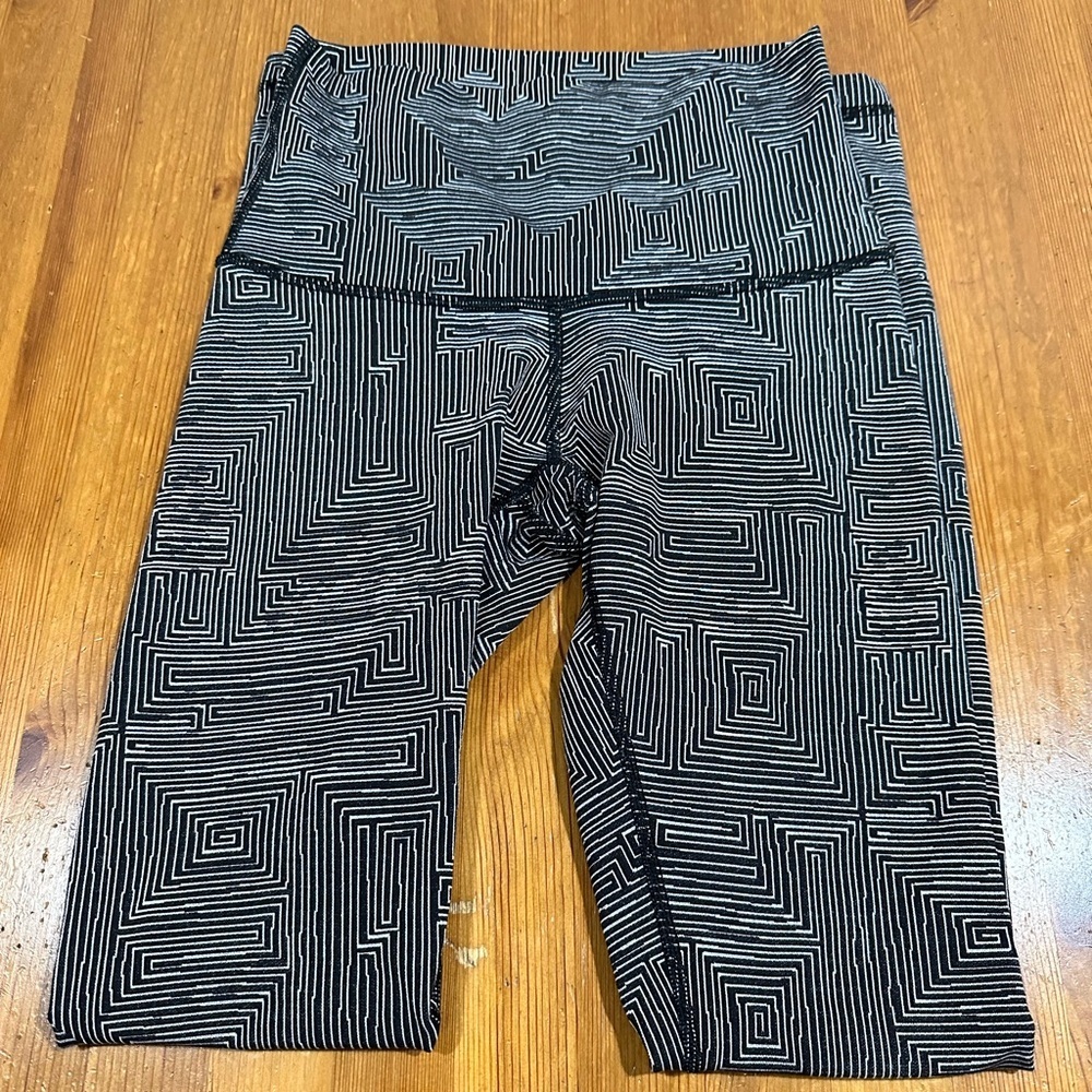 lululemon athletica Black and White Patterned Leggings - Picture 10 of 11